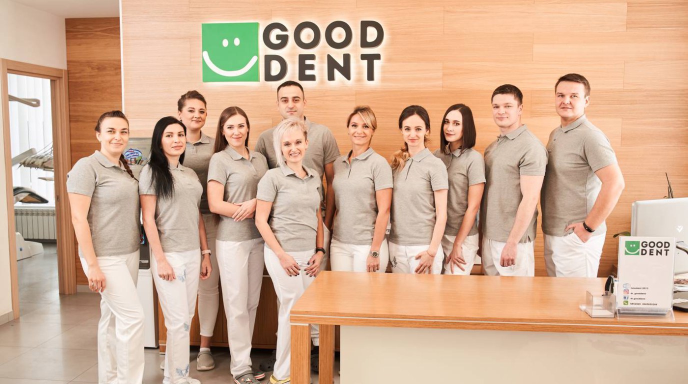 Лікар і пацієнт у клініці GoodDent - комфортне спілкування